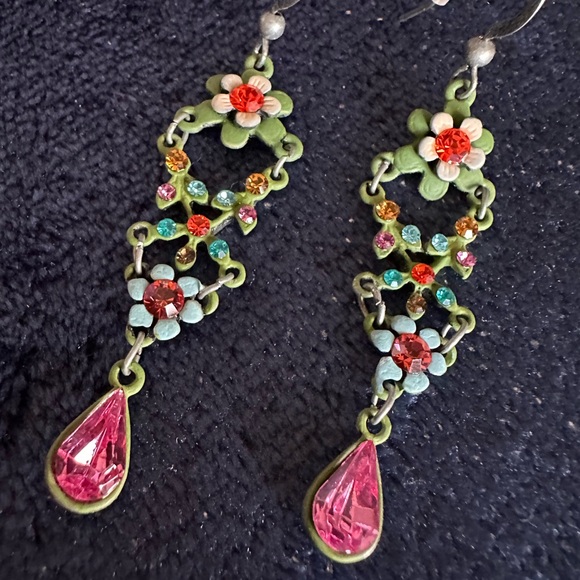 Beautiful vintage vibe classic drop earrings.  💚💗 - Picture 9 of 10